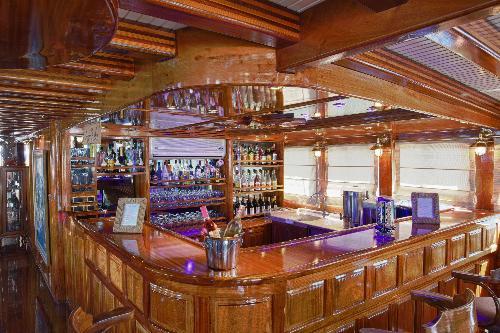 Elegant Comfort: Grand Admiral's Inviting Salon Retreat