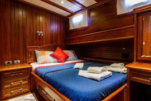Tranquil Haven: Inviting Cabin Delights