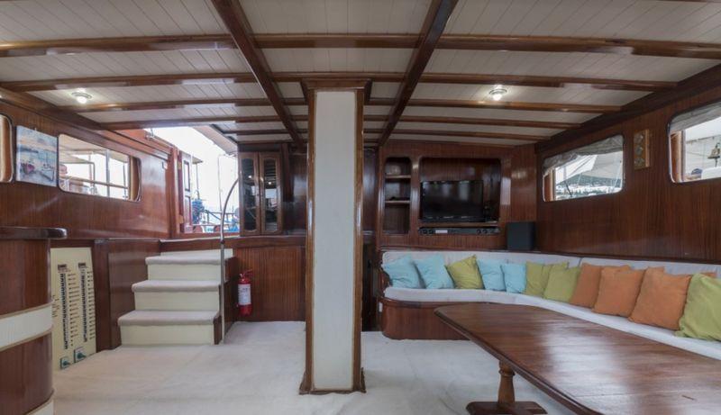 Spacious Saloon