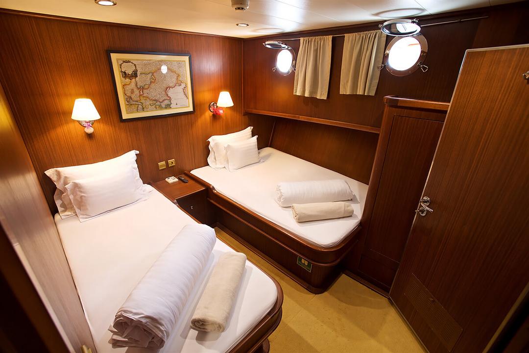 Intimate Haven: Experience Cozy Atmosphere in Captivating Cabins