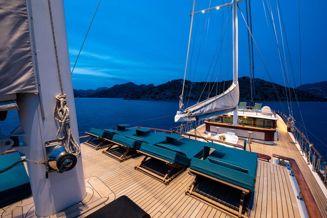 Incredibly Spacious Deck