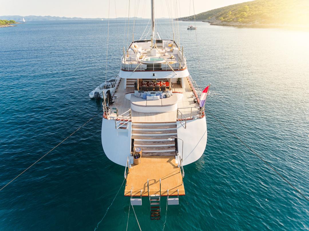 Incredibly Spacious Deck