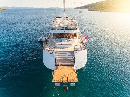 Incredibly Spacious Deck