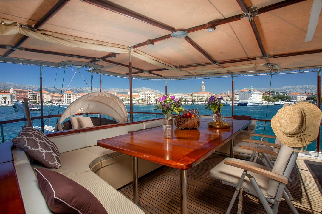 Spacious Outdoor Dining Area