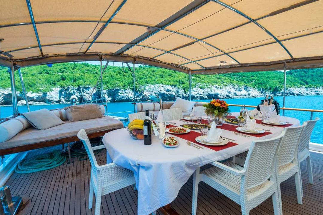 Gastronomic Indulgence Amidst Panoramic Beauty