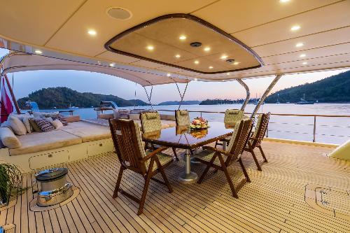 Savor the Outdoors: Alfresco Dining Delights on Daima