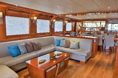 Fully Equipped Salon: Unwind in Luxury and Leisure