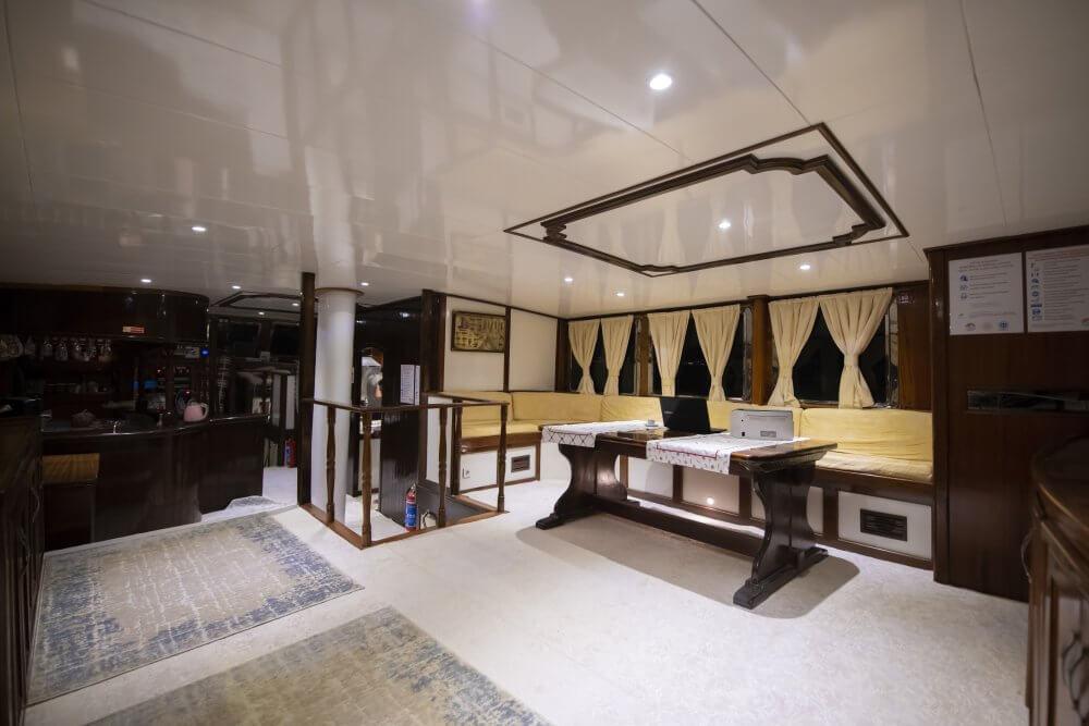 Inviting salon