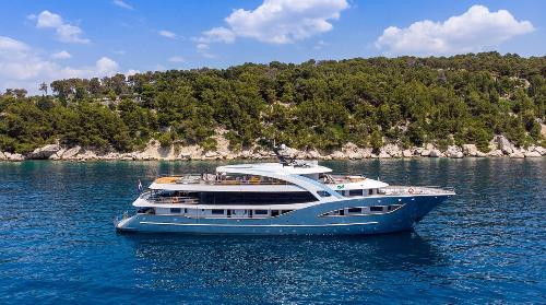 Exquisite Elegance: A Beautifully Maintained Yacht