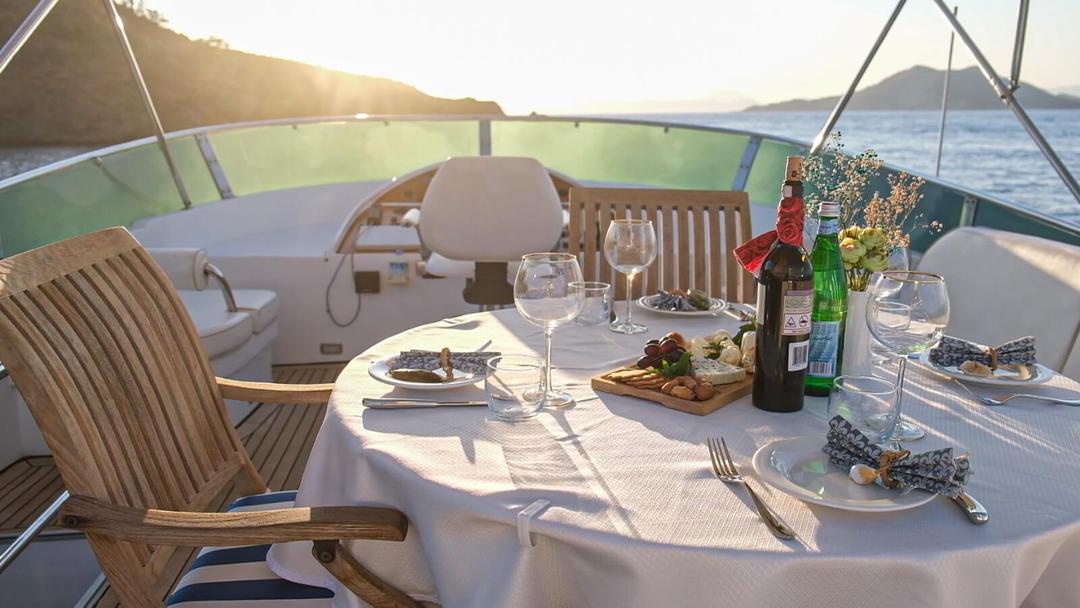 Al Fresco Indulgence: Exquisite Dining on Deck