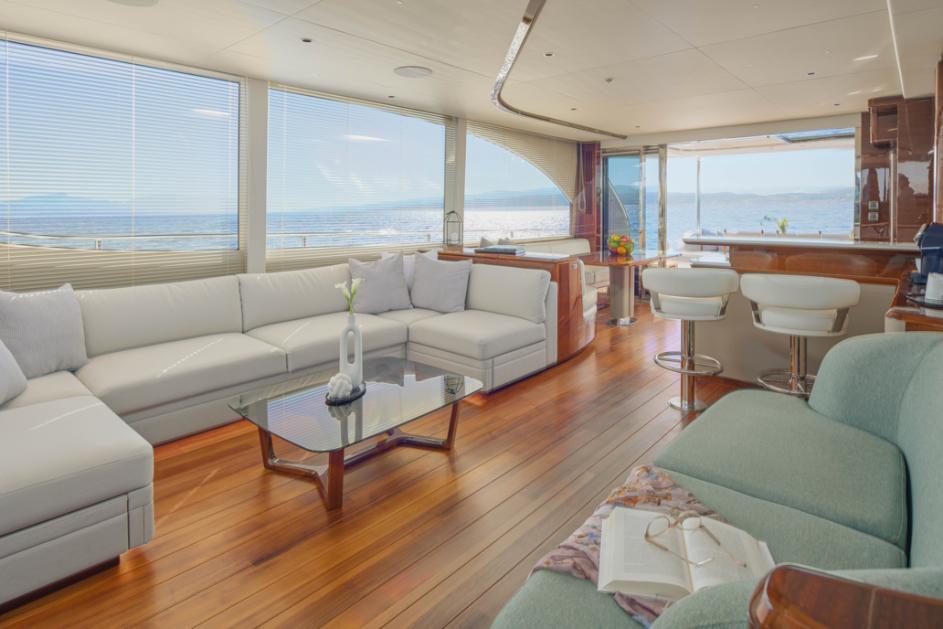Radiant Splendor: The Spacious & Sunlit Salon Retreat