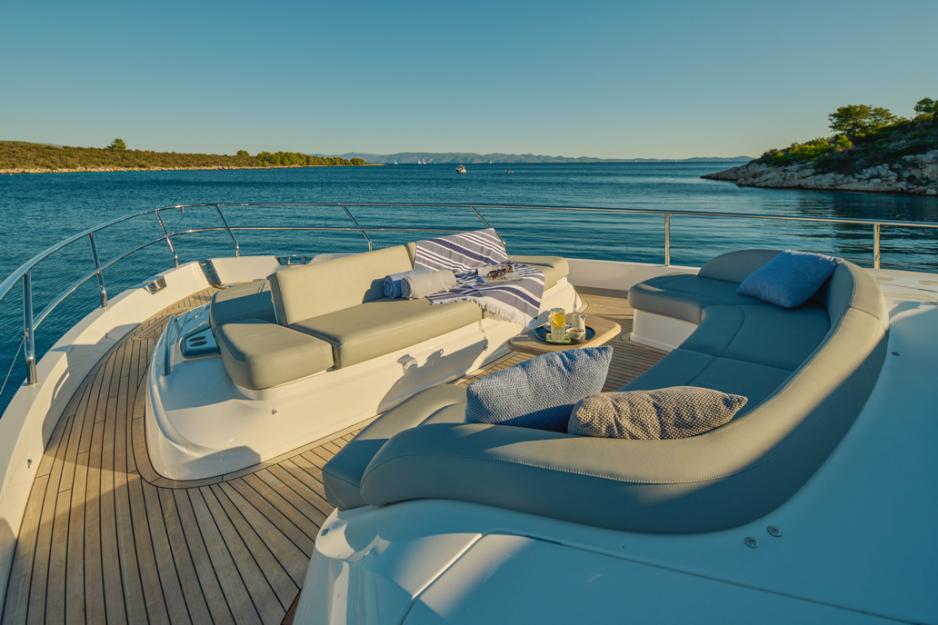 Expansive Deck Oasis: A Haven of Relaxation and Serenity