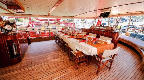 Savor Delights Under Open Skies