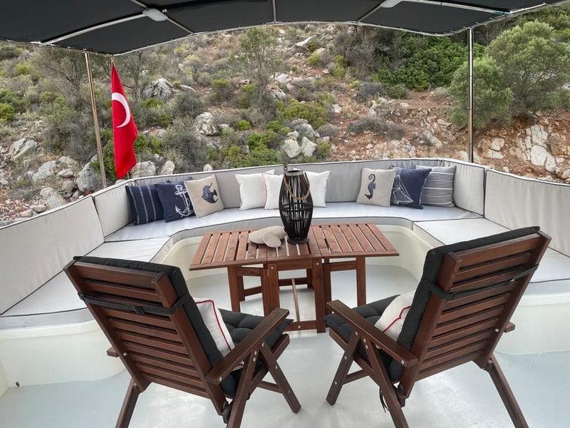 Beautiful Flybridge: Enjoy Breathtaking Vistas and Serenity on Pumpkin