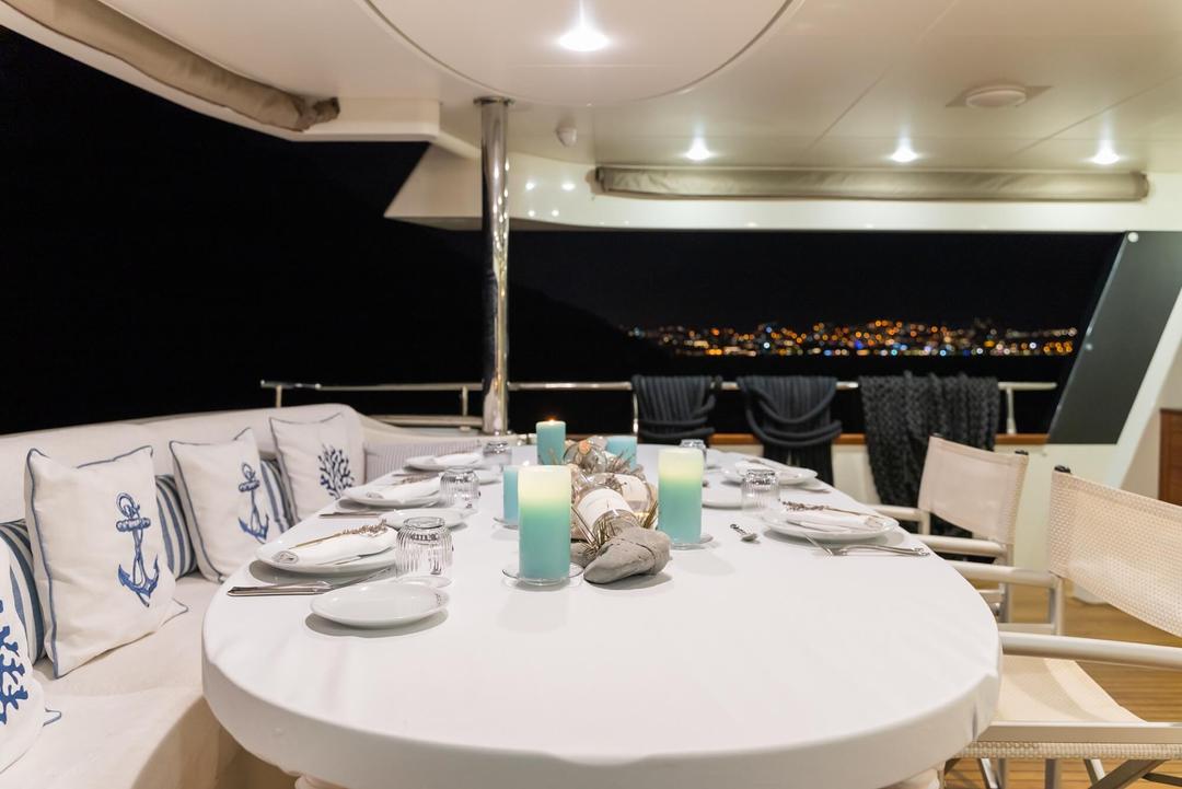 Al Fresco Feasts: Dining Pleasures Under Open Skies