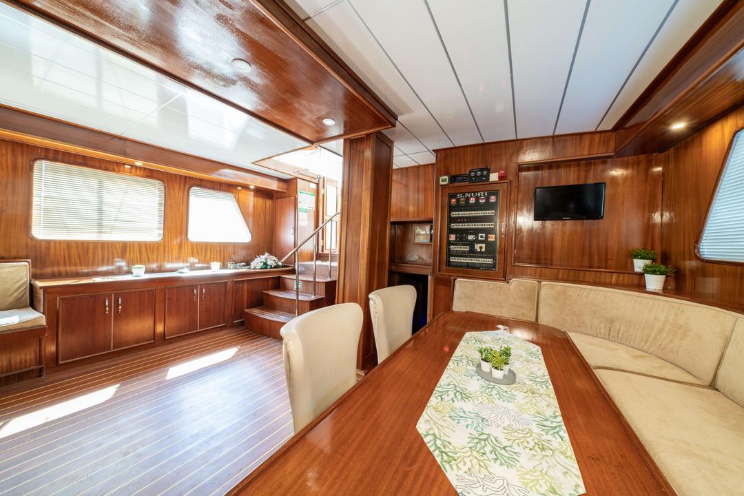 Salon Serenity: A Warm and Spacious Welcome