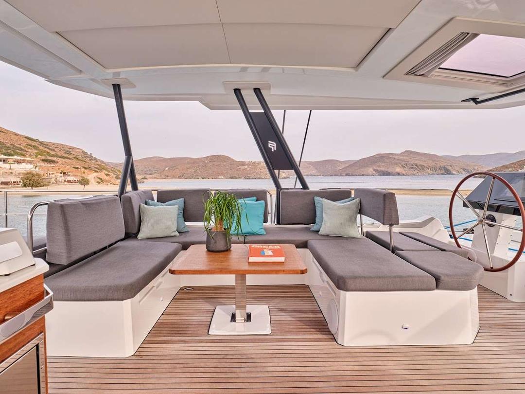 Sky Lounge Oasis: Expansive Flybridge Splendor with Panoramic Views