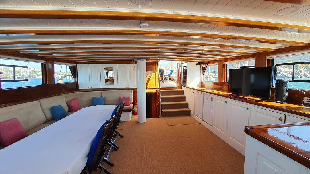 Spacious and Social: The Perfect Yacht for Entertaining