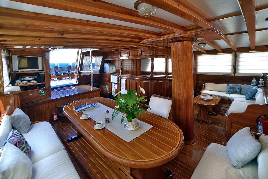 Elegant Entertaining: The Large Indoor Saloon of Your Dreams