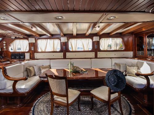 Nostra Vita's Stylish and Captivating Space