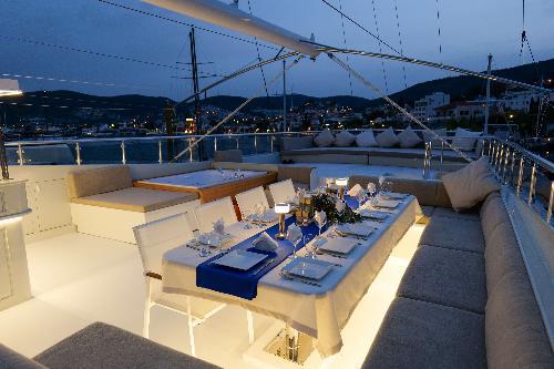 Savor the Outdoors: Beautiful Alfresco Dining