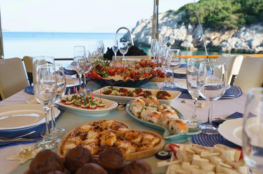 Elegant Feast Beneath the Stars