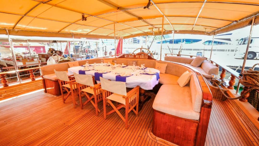 Exquisite Alfresco Dining Experience