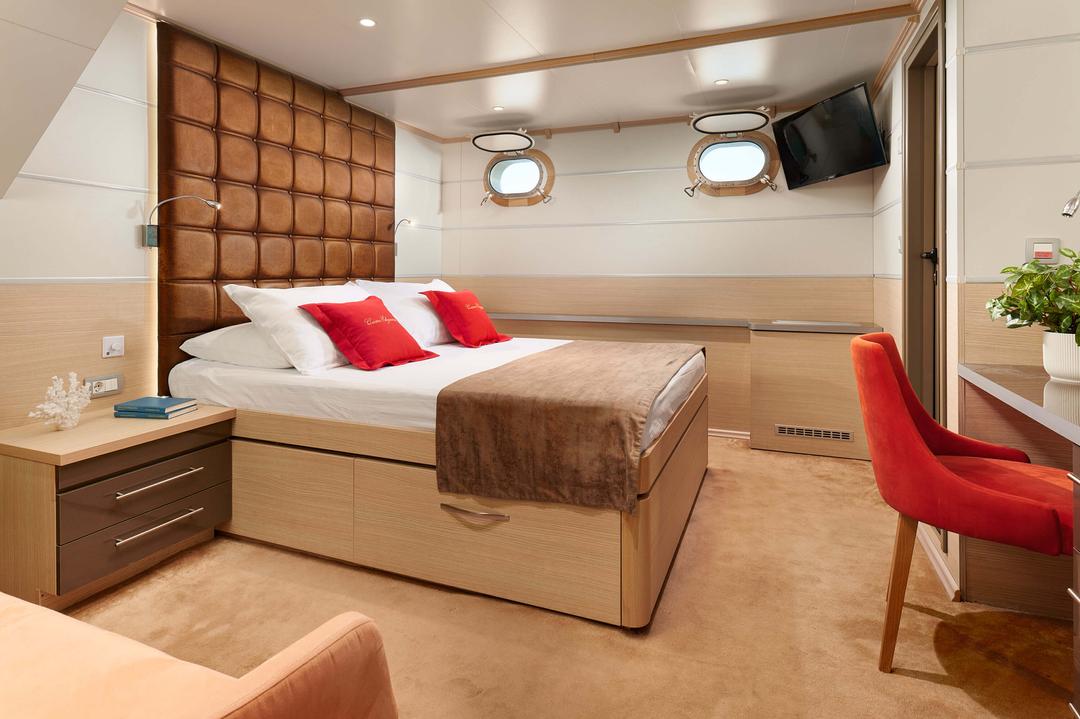 Cabin Comfort: The Cozy Sanctuaries of Queen Eleganza