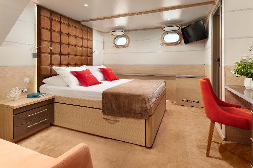 Cabin Comfort: The Cozy Sanctuaries of Queen Eleganza
