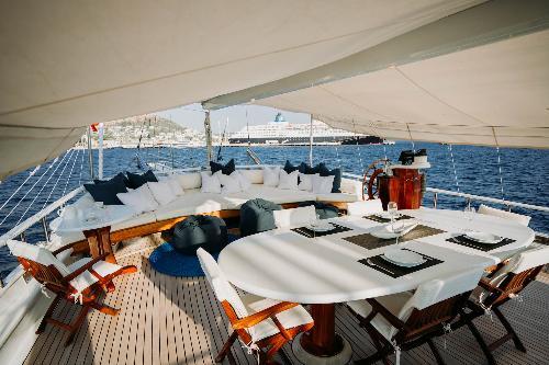 Enchanting Alfresco Dining
