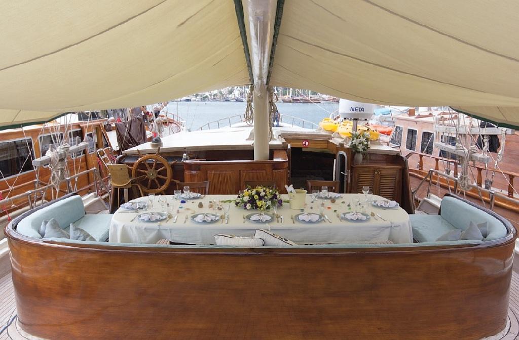 Gourmet Bliss: Dine Al Fresco on Serenad's Enchanting Deck