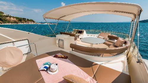 Ultimate Chilling Spot on the Flybridge