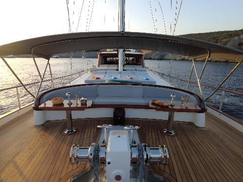 Foredeck seating