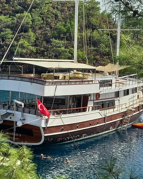 Spacious Flybridge
