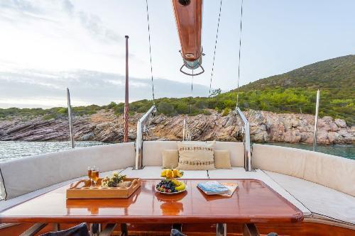 Open-Air Delights: Alfresco Dining in Nature's Ambiance
