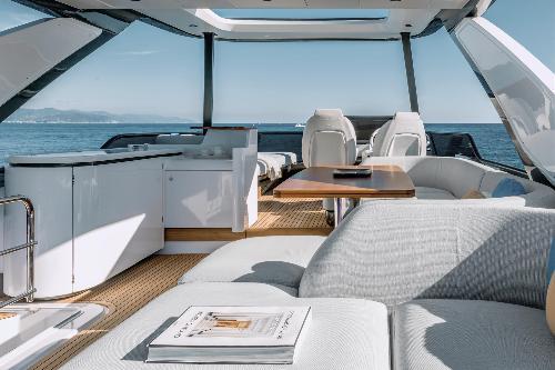 Expansive Flybridge