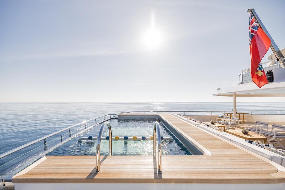Sundeck Jacuzzi