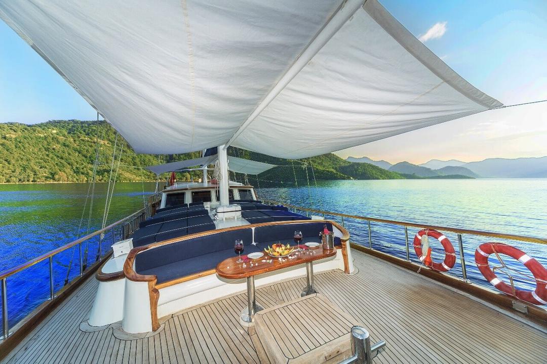 Sun-Kissed Serenity: Relaxation Aboard Remzi Yilmaz