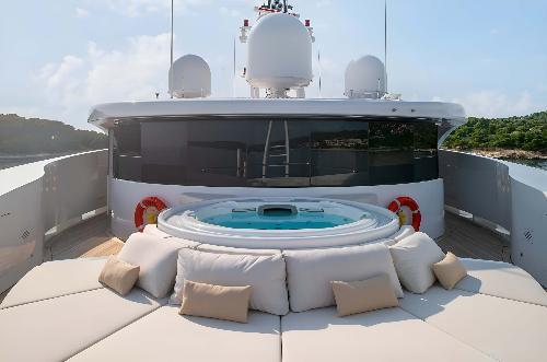 Jacuzzi with Sun Pads