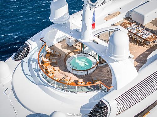 Sundeck Jacuzzi