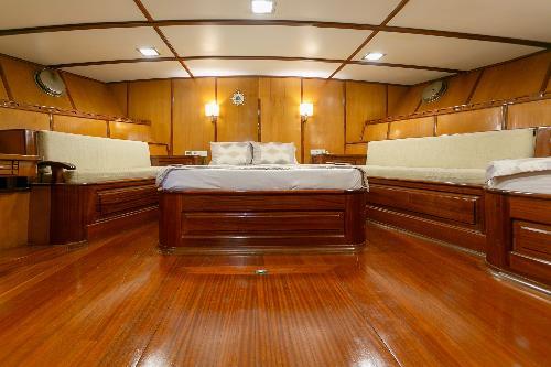 Comfortable Cabin Layout for Couples