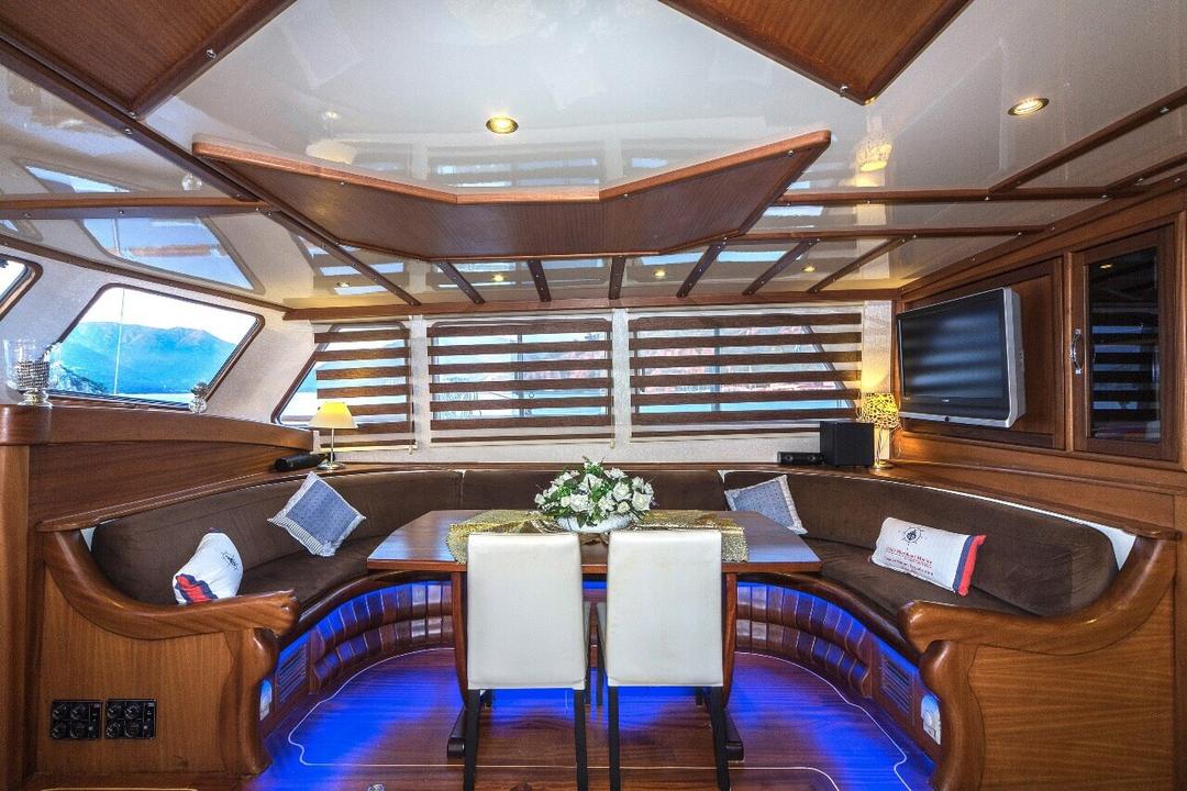 Pleasant Ambiance: A Soothing Retreat on the Water