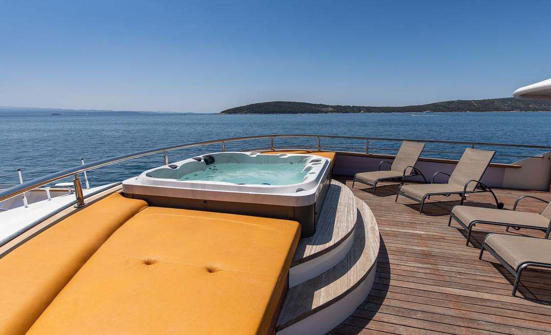 Jacuzzi on Flybridge