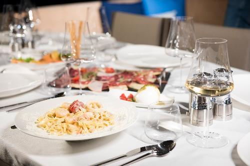 Dining in Paradise: Panoramic Views Await