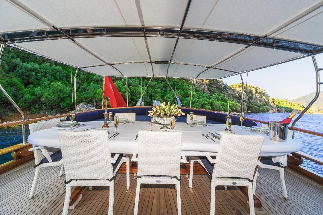 Panoramic Dining Delight: Savor the Views