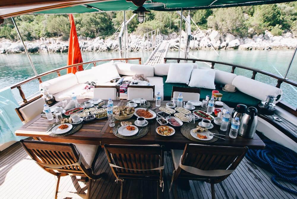 Al Fresco Delights: Dining in Nature's Embrace