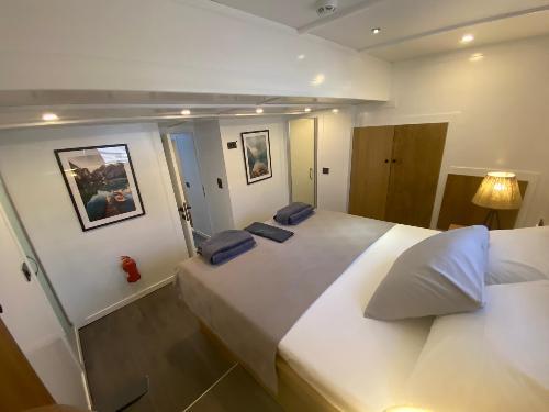 Stylish Sophistication: A Glimpse Inside Albatros M's Interior