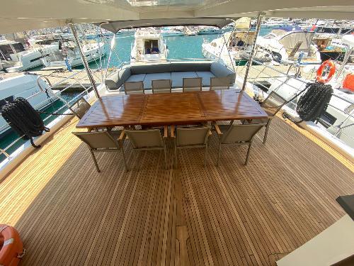 Elegant Dining Under the Stars: Alfresco Delights on Albatros M