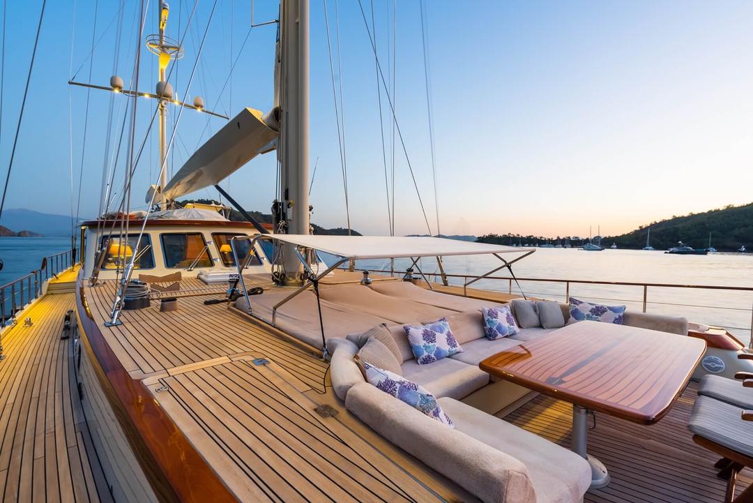 Boundless Freedom: Daima's Incredibly Spacious Deck