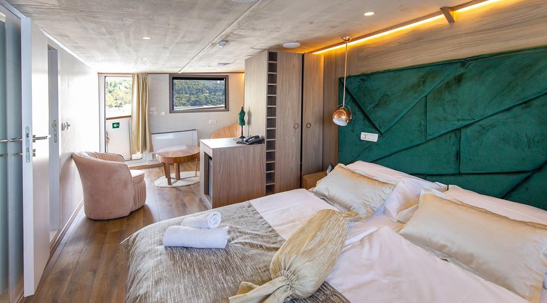 Luxurious Guest Cabins